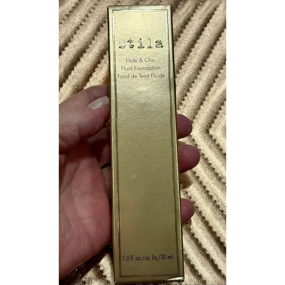 STILA - NWTIB - Hide & Chic Fluid Foundation in Tan/Deep 4.